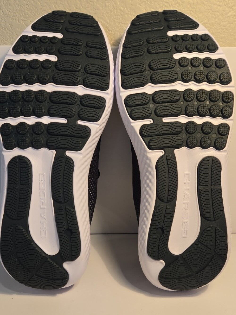 Mens Under Armour UA Charged Surge 4 3027000 001 Black White Sneakers Shoes - Picture 5 of 8